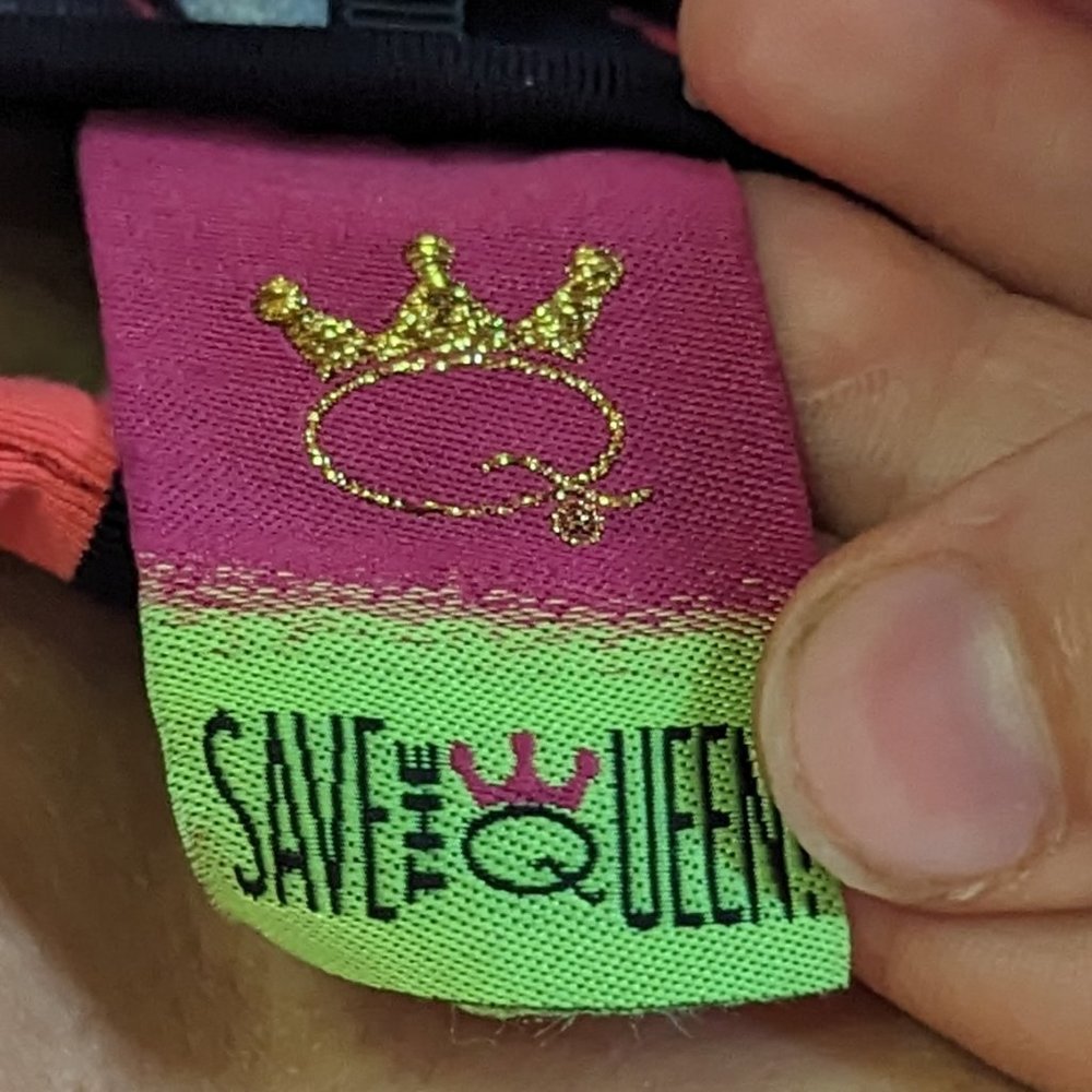 Save The Queen – Artistic Open-Back Dress - Picture 7 of 7
